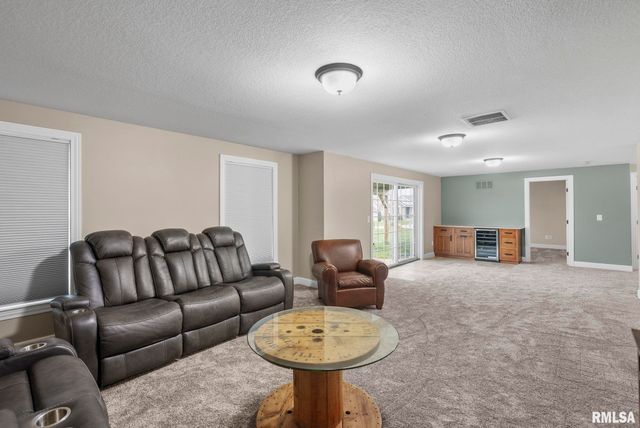 27 Blackstone Circle, Le Claire, IA 52753