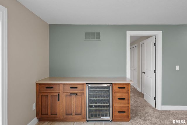 27 Blackstone Circle, Le Claire, IA 52753