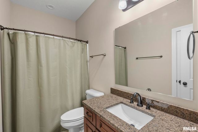 27 Blackstone Circle, Le Claire, IA 52753