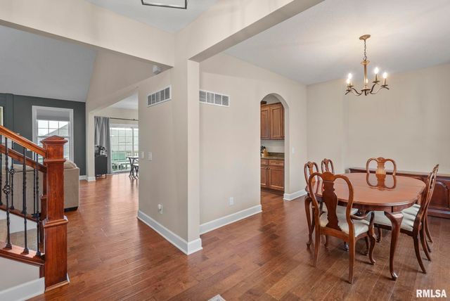 27 Blackstone Circle, Le Claire, IA 52753