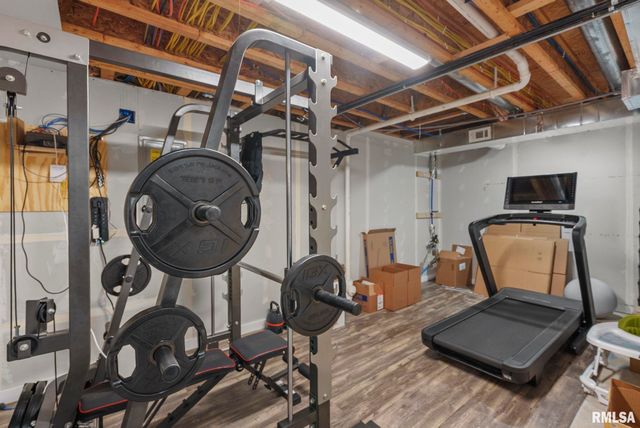 27 Blackstone Circle, Le Claire, IA 52753