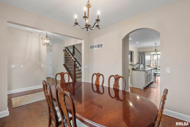 27 Blackstone Circle, Le Claire, IA 52753