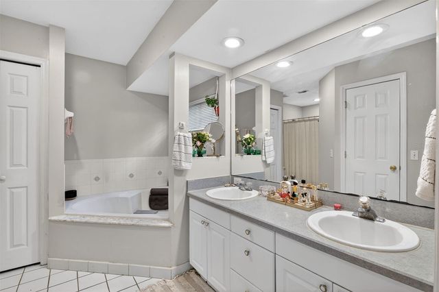 305 NW 28TH STREET, Gainesville, FL 32607