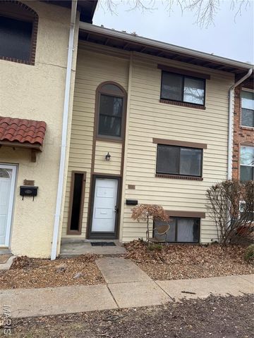 124 Carmel Woods, Ellisville, MO 63021