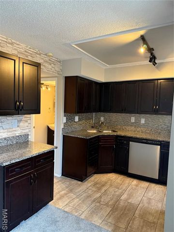 124 Carmel Woods, Ellisville, MO 63021