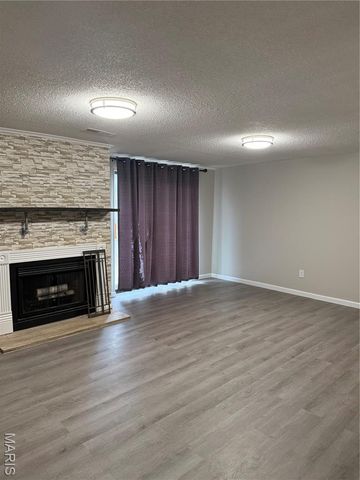 124 Carmel Woods, Ellisville, MO 63021