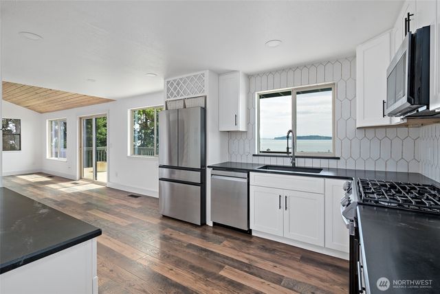 2123 Stoney Beach Lane, Oak Harbor, WA 98277