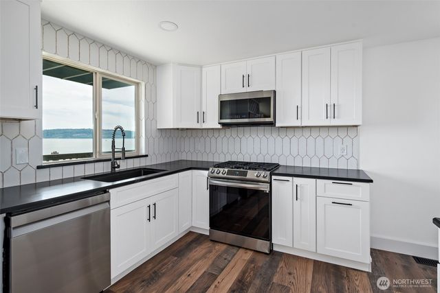 2123 Stoney Beach Lane, Oak Harbor, WA 98277