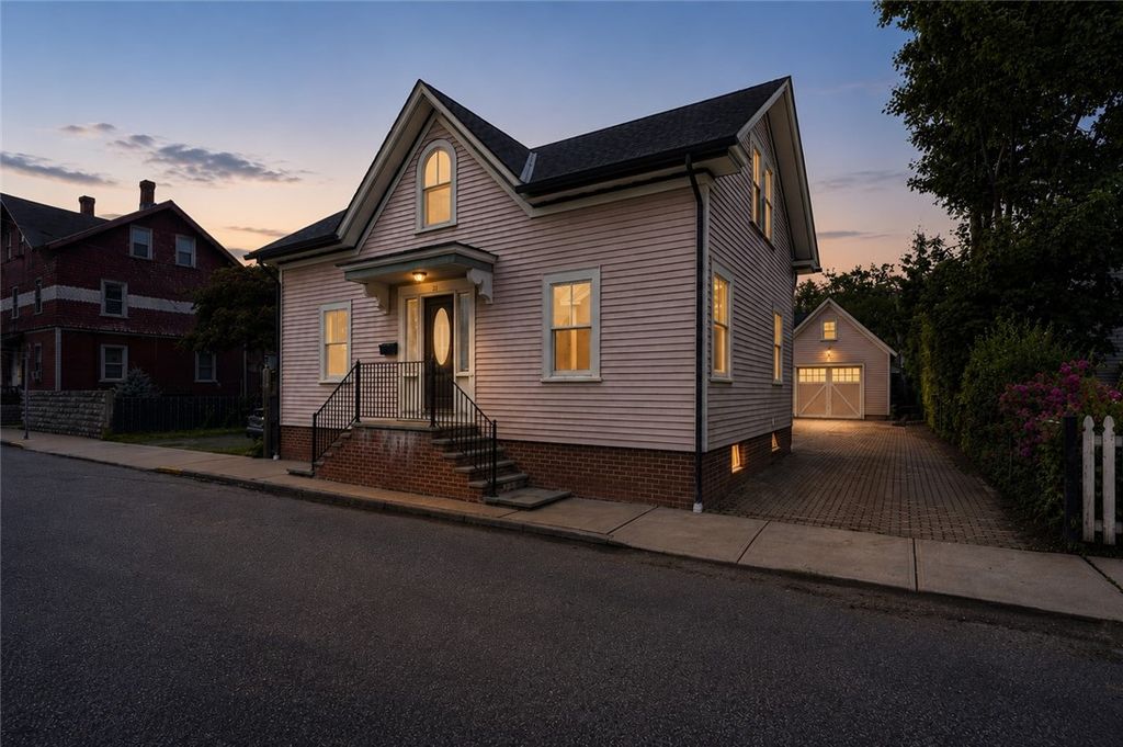 21 Elm Street, Newport, RI 02840