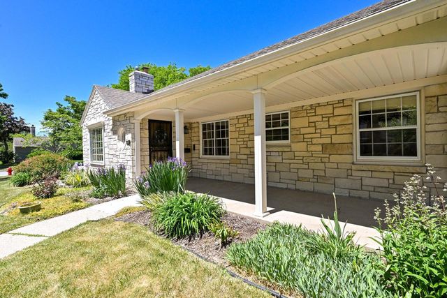 8526 W Clarke STREET, Wauwatosa, WI 53226
