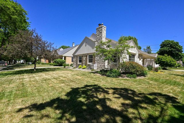 8526 W Clarke STREET, Wauwatosa, WI 53226