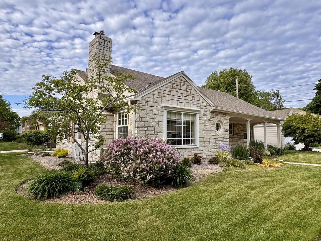 8526 W Clarke STREET, Wauwatosa, WI 53226