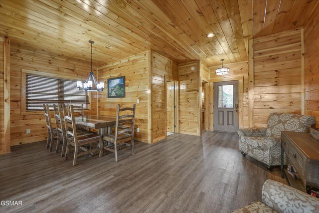 655 Gatlinburg Falls Way, Gatlinburg, TN 37738