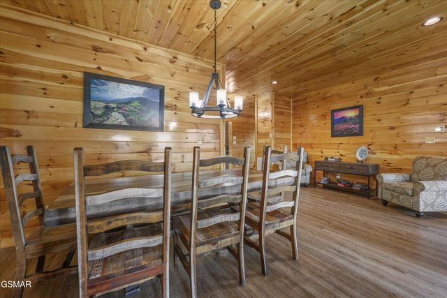 655 Gatlinburg Falls Way, Gatlinburg, TN 37738