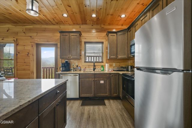 655 Gatlinburg Falls Way, Gatlinburg, TN 37738