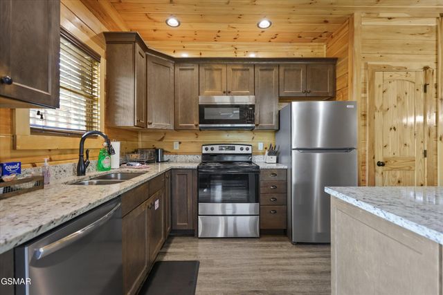 655 Gatlinburg Falls Way, Gatlinburg, TN 37738
