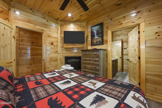 655 Gatlinburg Falls Way, Gatlinburg, TN 37738