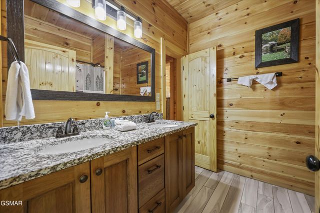 655 Gatlinburg Falls Way, Gatlinburg, TN 37738