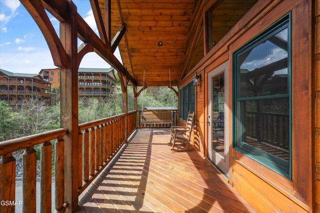 655 Gatlinburg Falls Way, Gatlinburg, TN 37738