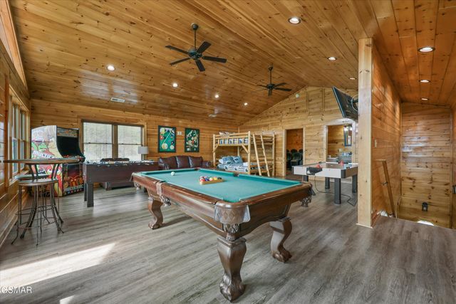 655 Gatlinburg Falls Way, Gatlinburg, TN 37738