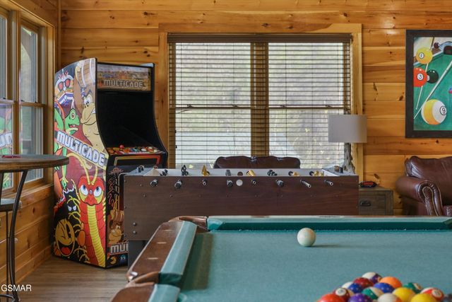 655 Gatlinburg Falls Way, Gatlinburg, TN 37738