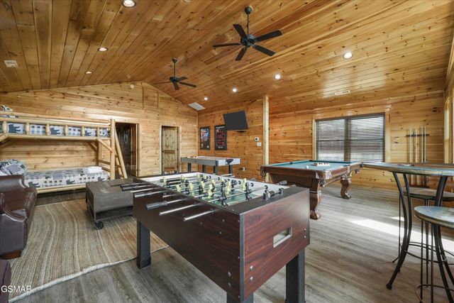 655 Gatlinburg Falls Way, Gatlinburg, TN 37738