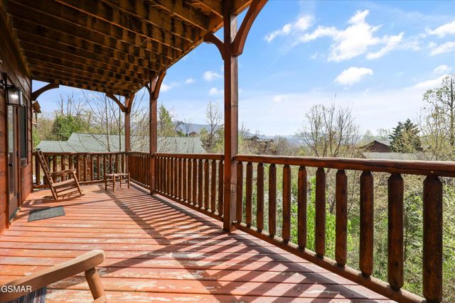 655 Gatlinburg Falls Way, Gatlinburg, TN 37738