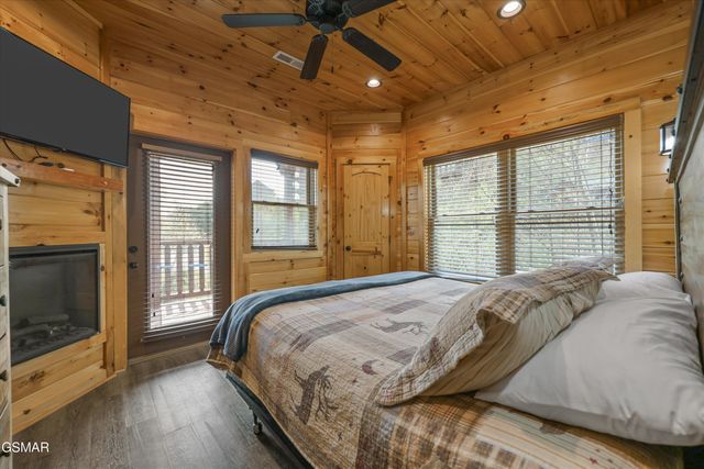 655 Gatlinburg Falls Way, Gatlinburg, TN 37738