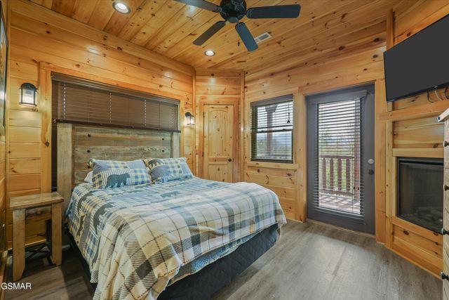 655 Gatlinburg Falls Way, Gatlinburg, TN 37738