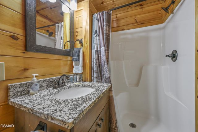 655 Gatlinburg Falls Way, Gatlinburg, TN 37738