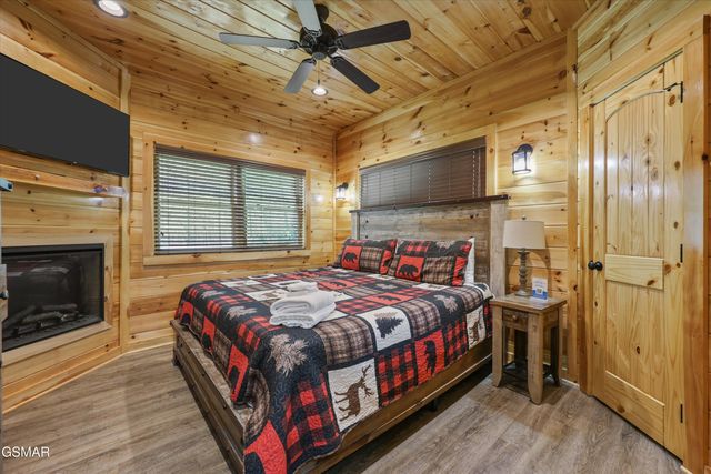 655 Gatlinburg Falls Way, Gatlinburg, TN 37738