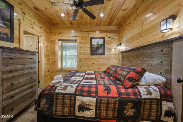 655 Gatlinburg Falls Way, Gatlinburg, TN 37738