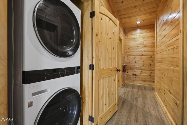 655 Gatlinburg Falls Way, Gatlinburg, TN 37738