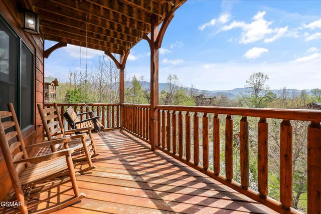 655 Gatlinburg Falls Way, Gatlinburg, TN 37738