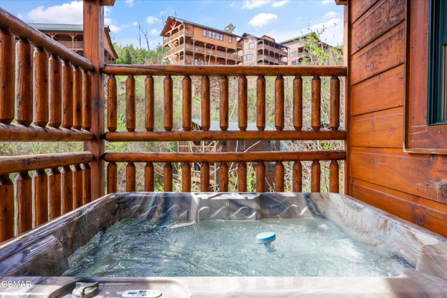 655 Gatlinburg Falls Way, Gatlinburg, TN 37738