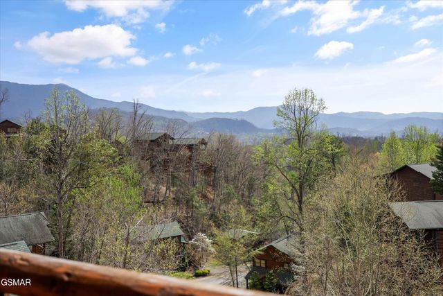 655 Gatlinburg Falls Way, Gatlinburg, TN 37738