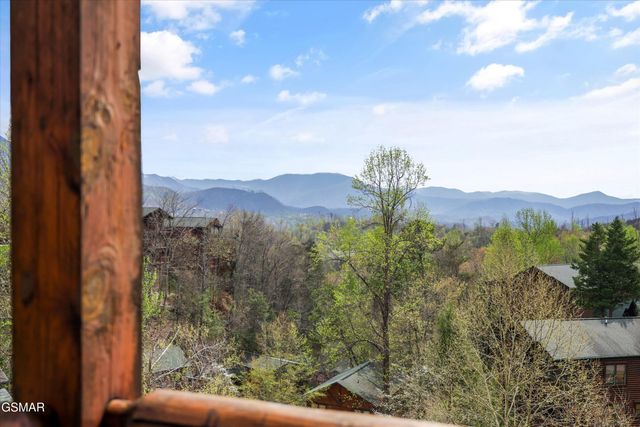 655 Gatlinburg Falls Way, Gatlinburg, TN 37738