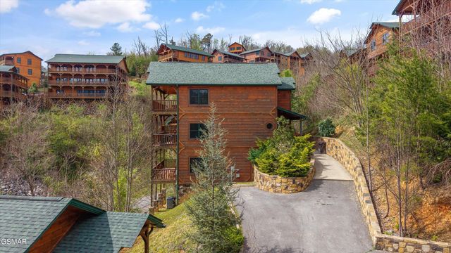 655 Gatlinburg Falls Way, Gatlinburg, TN 37738