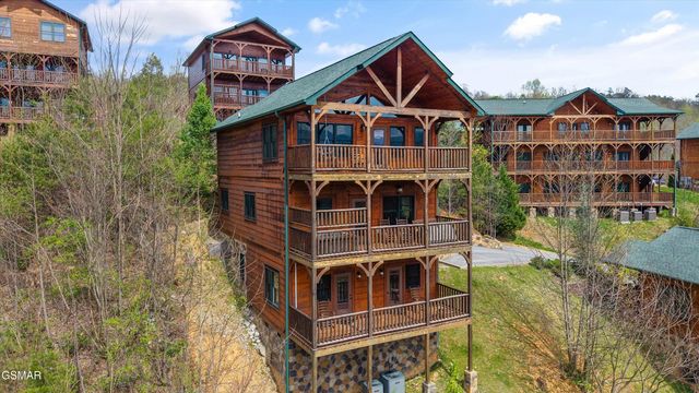 655 Gatlinburg Falls Way, Gatlinburg, TN 37738