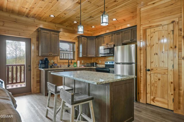 655 Gatlinburg Falls Way, Gatlinburg, TN 37738