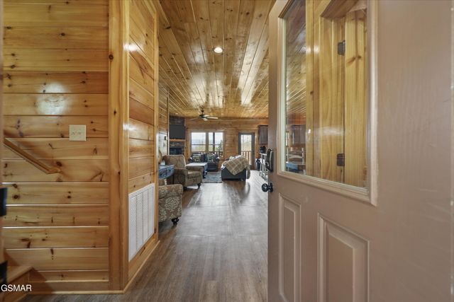 655 Gatlinburg Falls Way, Gatlinburg, TN 37738