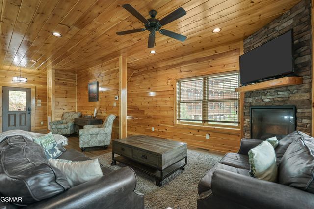 655 Gatlinburg Falls Way, Gatlinburg, TN 37738