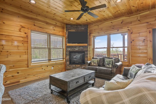 655 Gatlinburg Falls Way, Gatlinburg, TN 37738