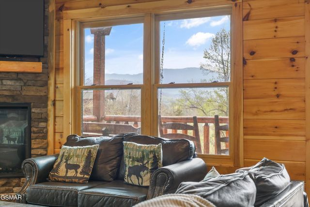655 Gatlinburg Falls Way, Gatlinburg, TN 37738
