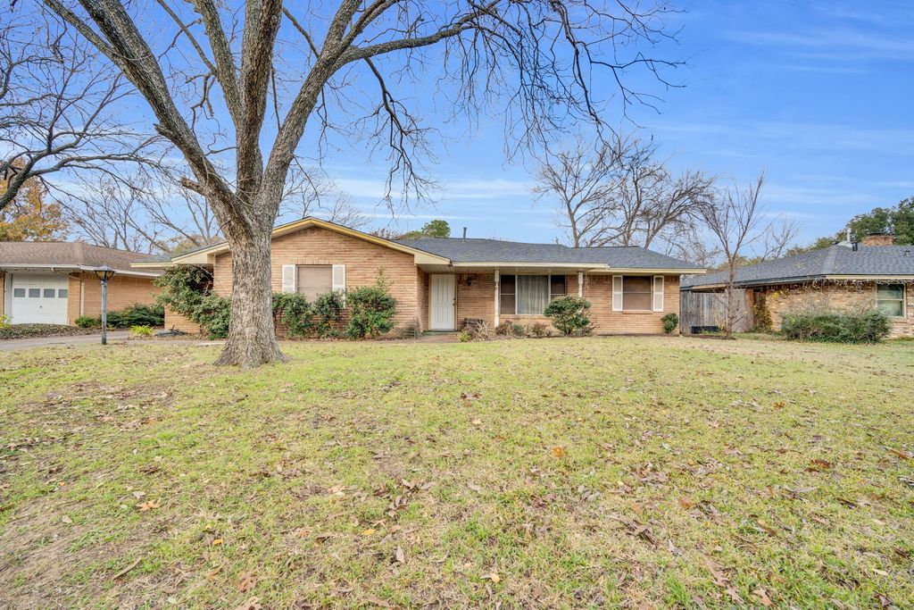 1320 Apache Street, Arlington, TX 76012