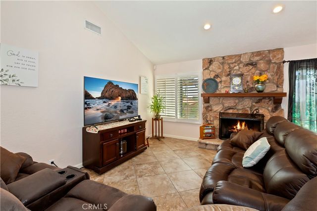 1082 23rd St, Upland, CA 91784