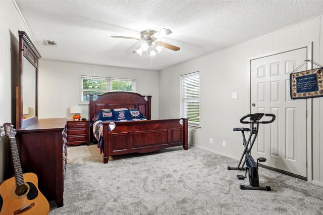 1004 Gladstone Avenue, Azle, TX 76020