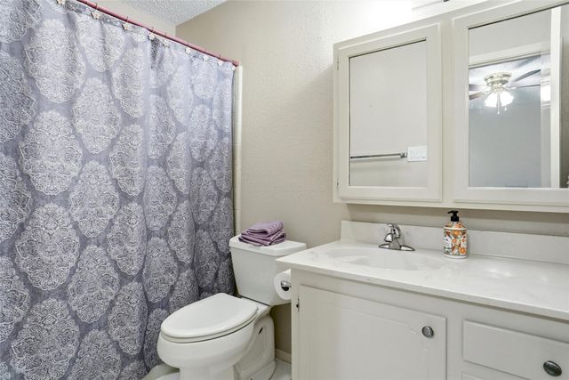 1004 Gladstone Avenue, Azle, TX 76020