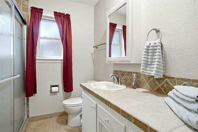 1004 Gladstone Avenue, Azle, TX 76020