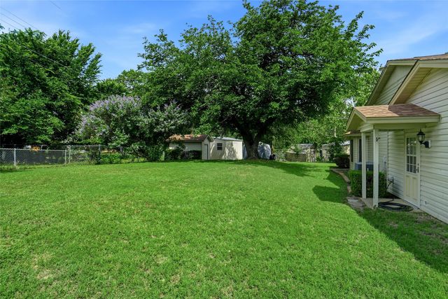 1004 Gladstone Avenue, Azle, TX 76020